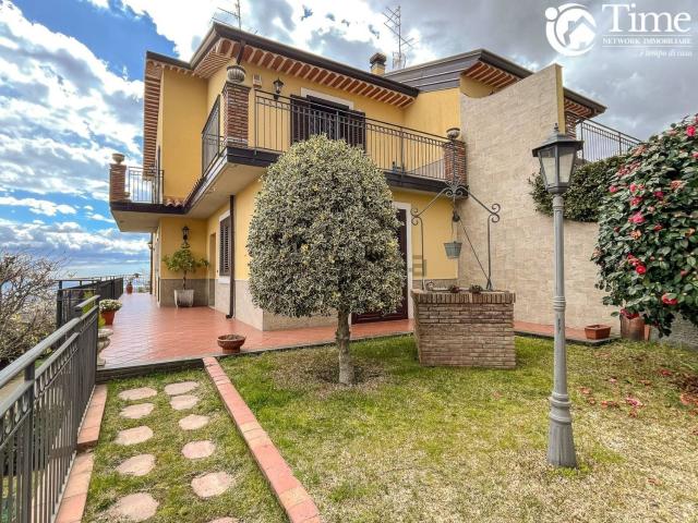 Villetta bifamiliare in vendita di 176 m² in Via M.G.Cutuli