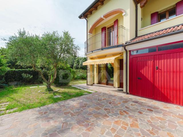 Villetta bifamiliare in vendita di 176 m² in Via Speronella Dalesmanini, 33