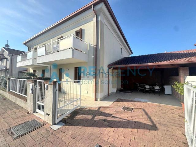 Villetta bifamiliare in vendita di 176 m² in Viale Magellano