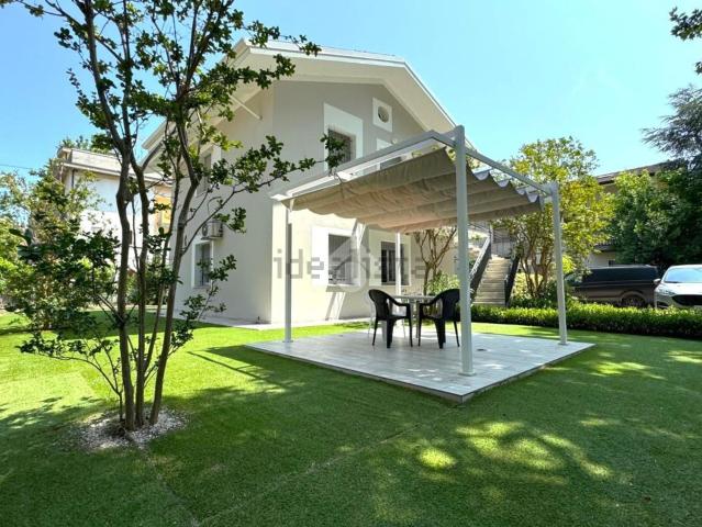 Villetta bifamiliare in vendita di 176 m² in Viale A. Palladio, 43