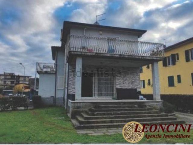 Villetta bifamiliare in vendita di 178 m² in Via F. Petrarca, 10