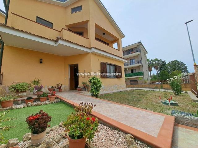 Villetta bifamiliare in vendita di 178 m² in Via Grecia