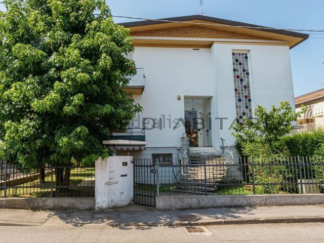 Villetta bifamiliare in vendita di 179 m² in Via Amedeo Avogadro, 9