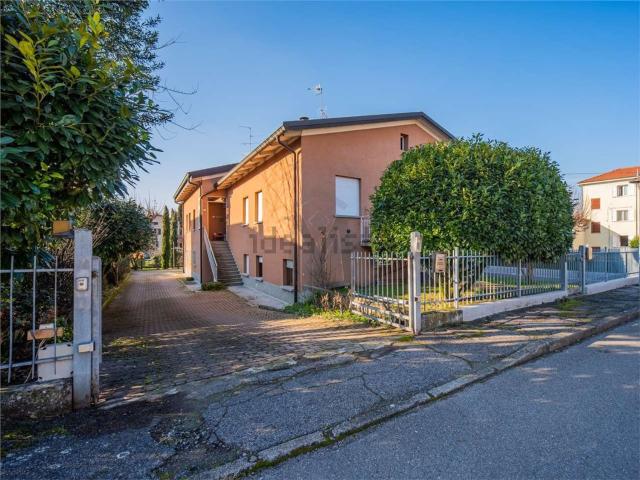 Villetta bifamiliare in vendita di 179 m² in Via Fratelli Giaroli, 6