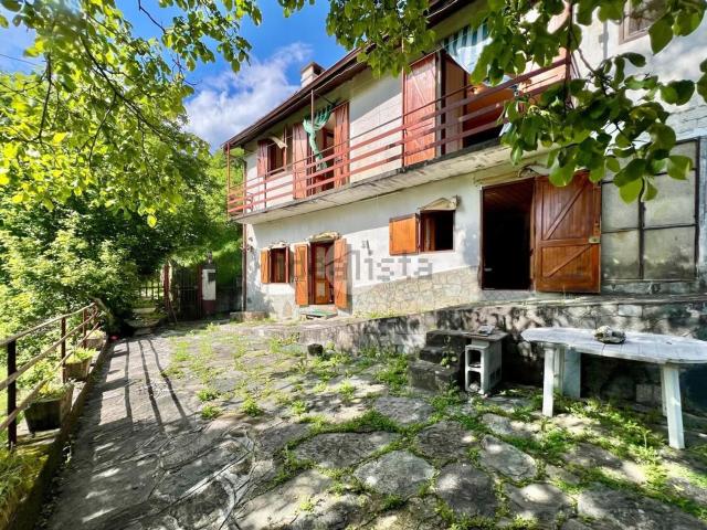 Villetta bifamiliare in vendita di 180 m² in Frazione Oldrì, 96