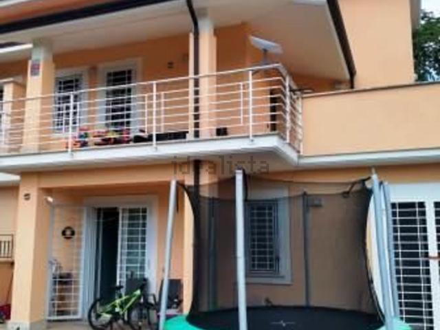 Villetta bifamiliare in vendita di 180 m² in Strada Morlupo Capena, 2216