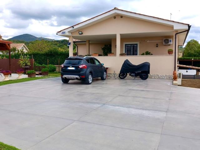 Villetta bifamiliare in vendita di 180 m² in Via Tre Cancelli, 8
