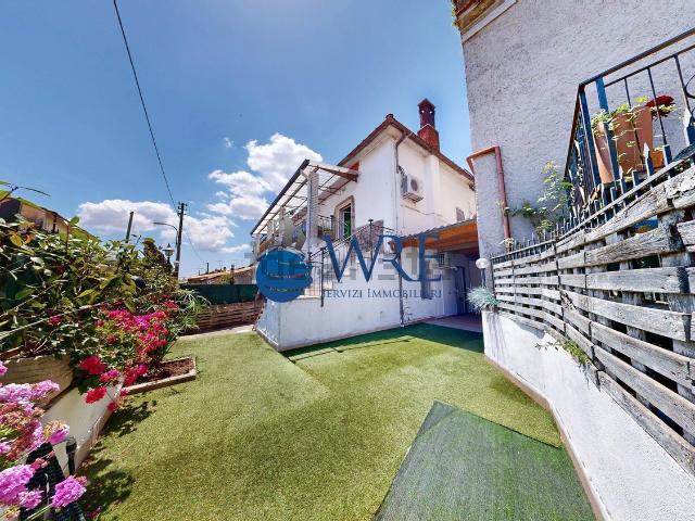 Villetta bifamiliare in vendita di 180 m² in Via Tuscania