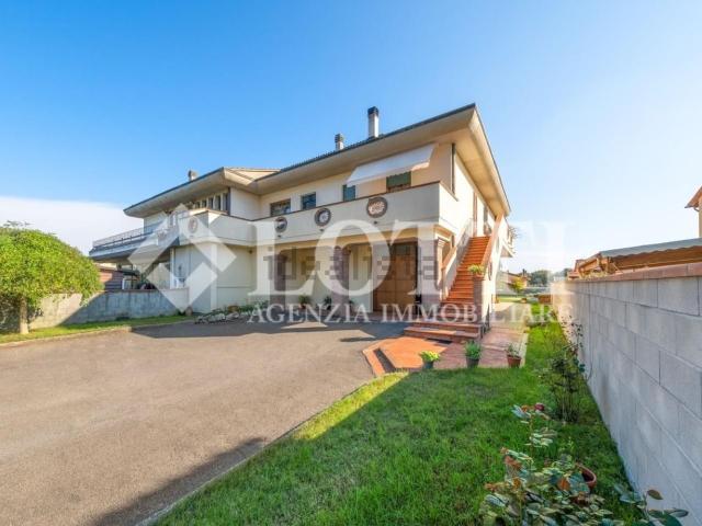 Villetta bifamiliare in vendita di 180 m² in Via Val di Nievole