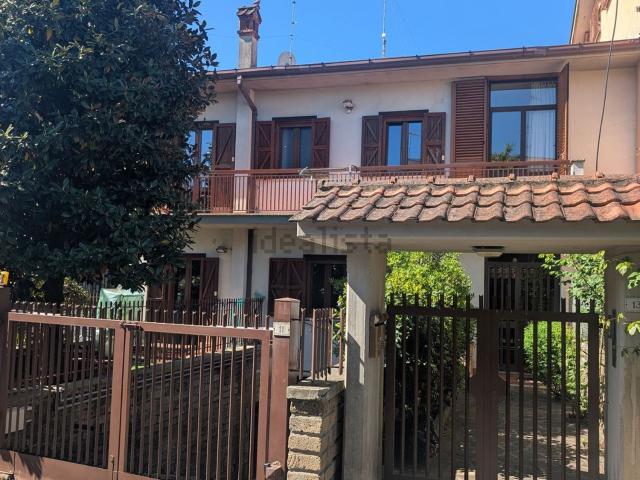 Villetta bifamiliare in vendita di 180 m² in Via Valle D&apos Aosta
