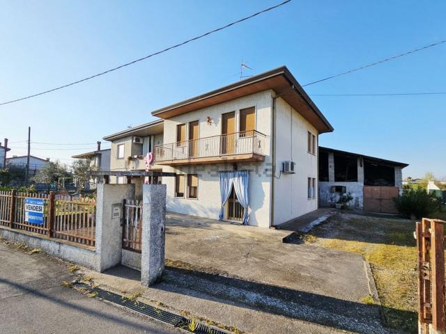 Villetta bifamiliare in vendita di 180 m² in Via Vittorio