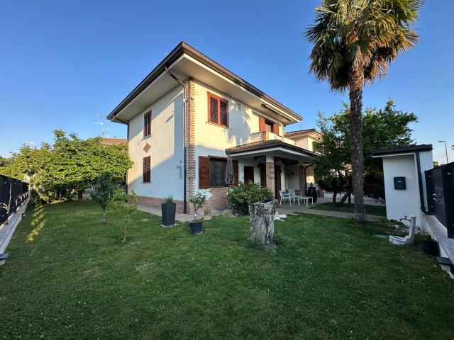 Villetta bifamiliare in vendita di 180 m² in Via Walter Tobagi, 12