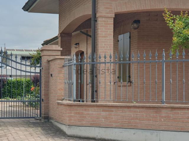 Villetta bifamiliare in vendita di 180 m² in Via Zenzalose