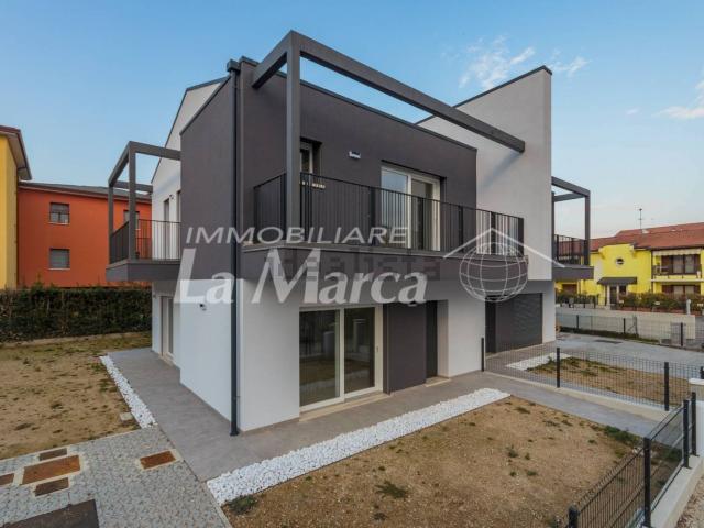 Villetta bifamiliare in vendita di 180 m² in Via Zermanese, 173