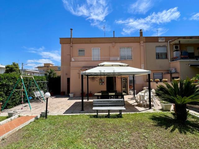 Villetta bifamiliare in vendita di 180 m² in Via Amaseno