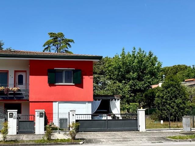 Villetta bifamiliare in vendita di 180 m² in Via Andromeda, 54