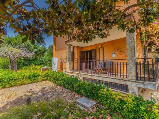Villetta bifamiliare in vendita di 180 m² in Via Arrigo Boito
