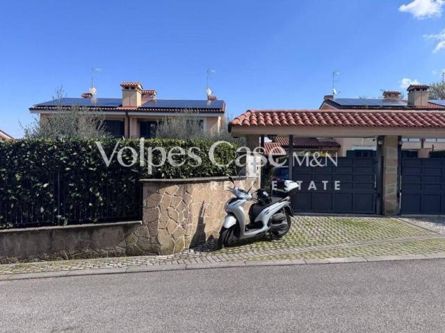 Villetta bifamiliare in vendita di 180 m² in Via Banco di Santo Spirito, 2