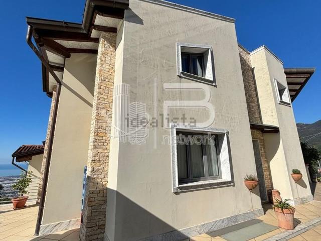 Villetta bifamiliare in vendita di 180 m² in Via Belvedere, 120