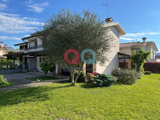 Villetta bifamiliare in vendita di 180 m² in Via Botticelli, 17