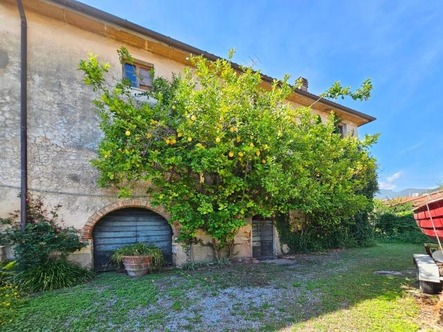 Villetta bifamiliare in vendita di 180 m² in Via Bugneta