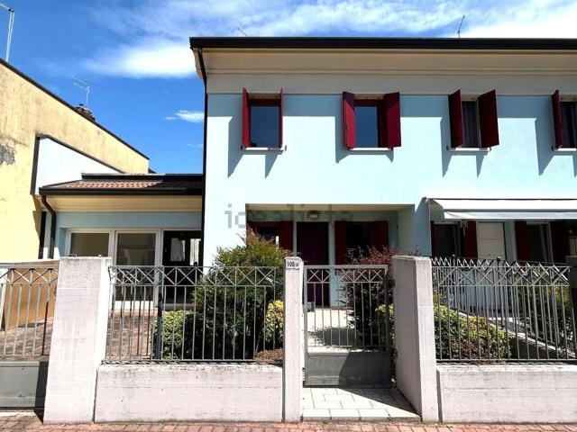 Villetta bifamiliare in vendita di 180 m² in Via C. Agostini, 108