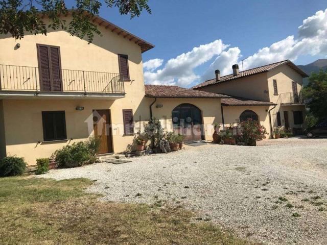 Villetta bifamiliare in vendita di 180 m² in Via Case Pennoni