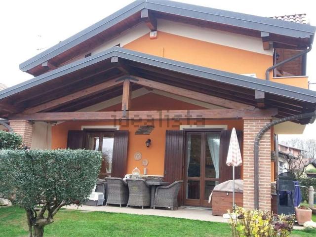 Villetta bifamiliare in vendita di 180 m² in Via Comignago