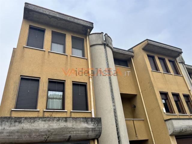 Villetta bifamiliare in vendita di 180 m² in Via Dante Alighieri, 33