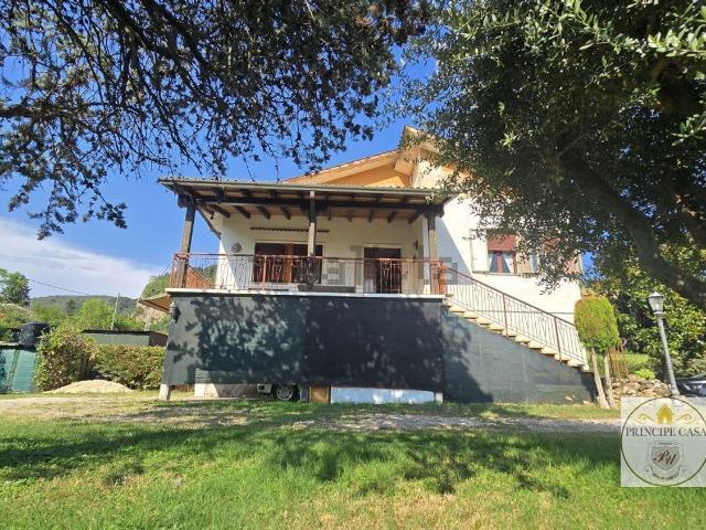 Villetta bifamiliare in vendita di 180 m² in Via dei Colli