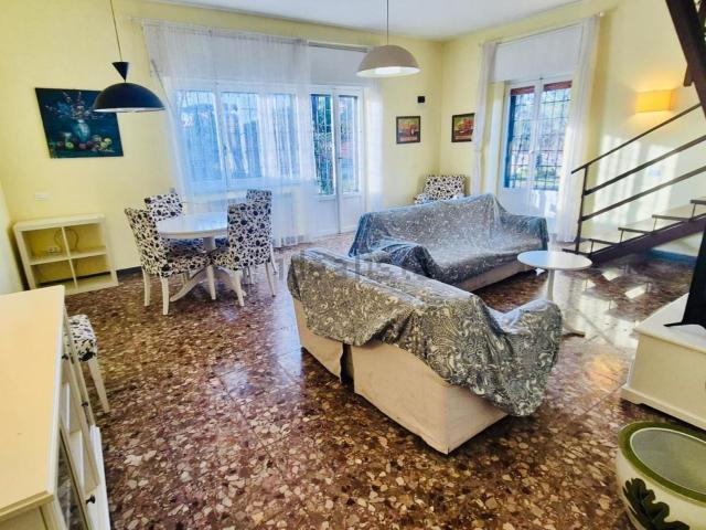 Villetta bifamiliare in vendita di 180 m² in Via dei Faggi