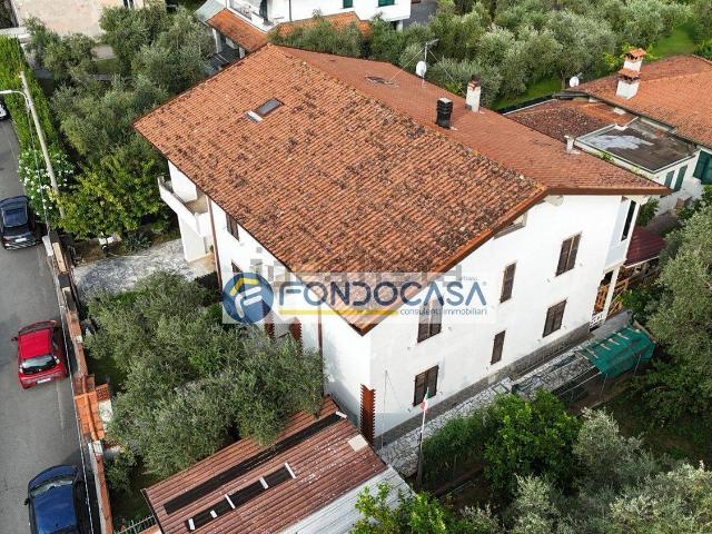 Villetta bifamiliare in vendita di 180 m² in Via dei Limoni