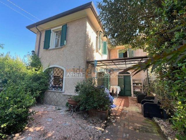 Villetta bifamiliare in vendita di 180 m² in Via dell&apos Acqua, 151