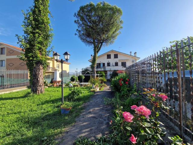 Villetta bifamiliare in vendita di 180 m² in Via delle Cisternole, 150