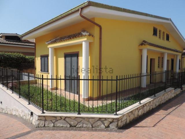 Villetta bifamiliare in vendita di 180 m² in Via di Colle Falco, 46