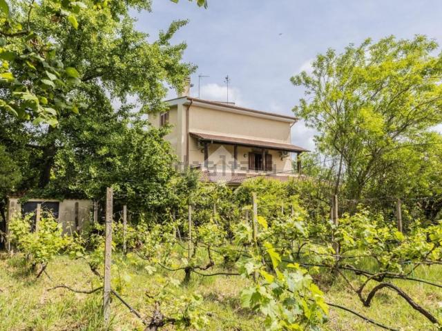 Villetta bifamiliare in vendita di 180 m² in Via di Monte Sarleo, 24