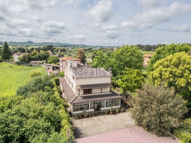 Villetta bifamiliare in vendita di 180 m² in Via di Monte Sarleo, 24