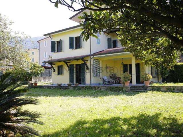 Villetta bifamiliare in vendita di 180 m² in Via di Scorrimento