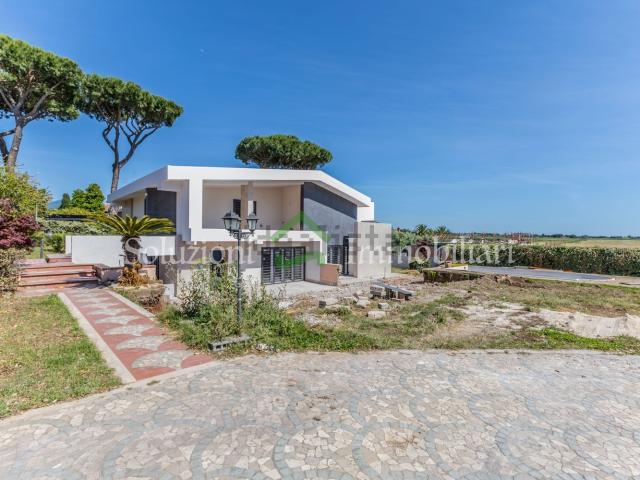 Villetta bifamiliare in vendita di 180 m² in Via Divino Amore, 265