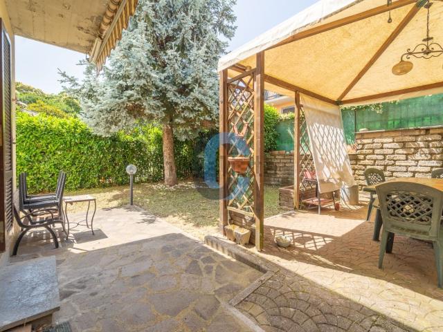 Villetta bifamiliare in vendita di 180 m² in Via Fontana delle Cannetacce, 37