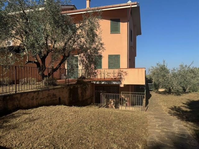 Villetta bifamiliare in vendita di 180 m² in Via Frascati
