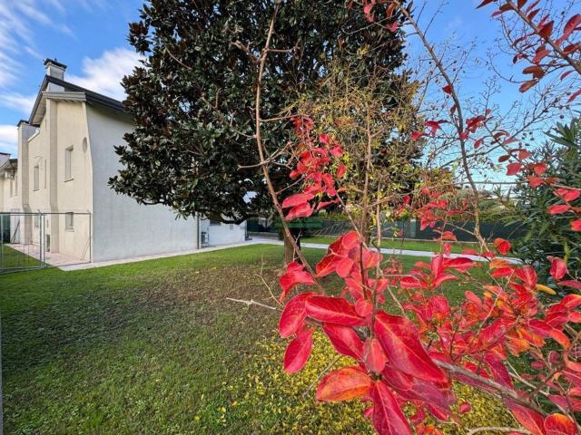 Villetta bifamiliare in vendita di 180 m² in Via Frassinelli, 150