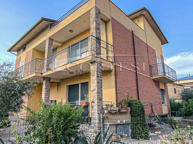Villetta bifamiliare in vendita di 180 m² in Via Gabriella Ferri, 6