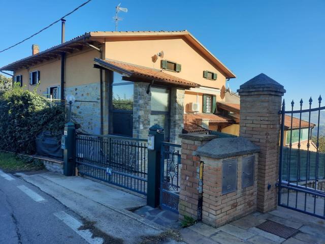 Villetta bifamiliare in vendita di 180 m² in Via Giardini Nord