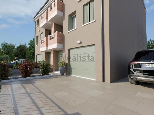Villetta bifamiliare in vendita di 180 m² in Via Giulia Fogolari