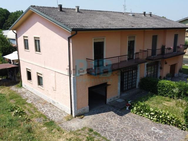Villetta bifamiliare in vendita di 180 m² in Via John Fitzgerald Kennedy, 28