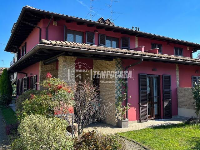 Villetta bifamiliare in vendita di 180 m² in Via Locati Umberto