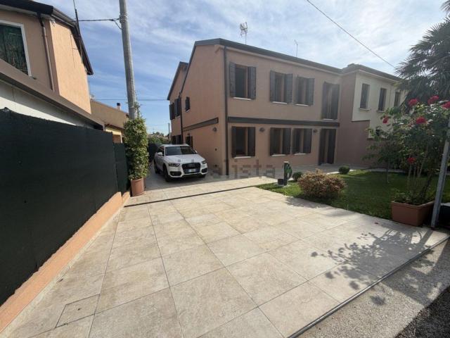 Villetta bifamiliare in vendita di 180 m² in Via Lusore, 63