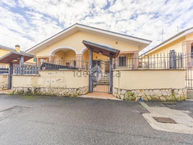 Villetta bifamiliare in vendita di 180 m² in Via Massa di San Giuliano, 270