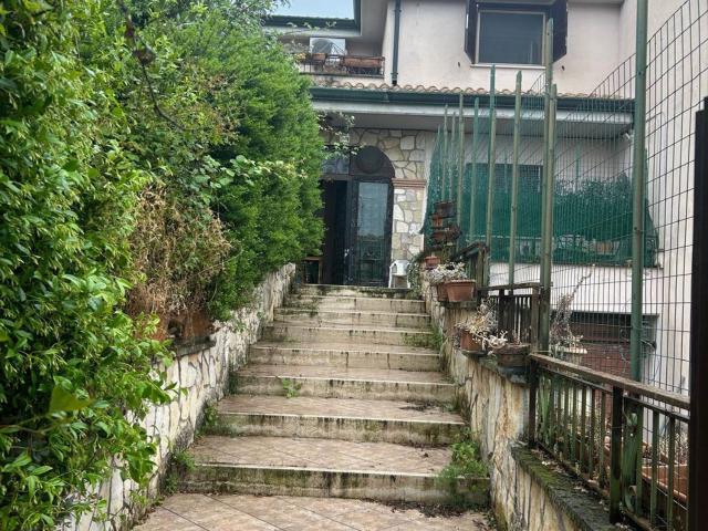 Villetta bifamiliare in vendita di 180 m² in Via Michelangelo Buonarroti